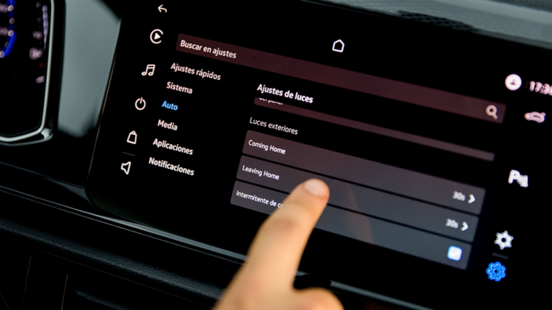 Dedo de conductor ajusta la iluminación ambiental interior en la pantalla táctil de Polo Volkswagen 2026.