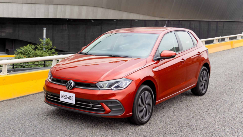Volkswagen Polo 2026. Auto tipo hatchback en color exterior rojo estacionado en puente vehicular. 