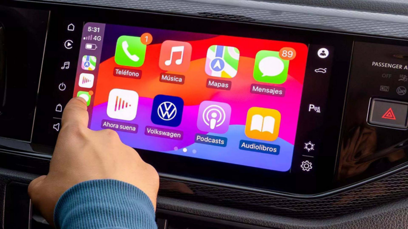 Conductor selecciona aplicación en pantalla táctil a color de 10 pulgadas de Volkswagen Polo 2025.