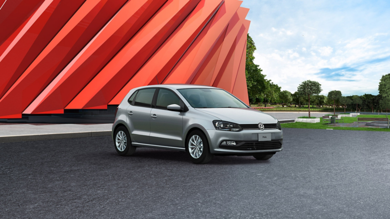 Polo 2019 - Auto compacto estacionado frente a estructura color naranja