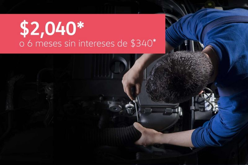Servicio de afinación menor para Volkswagen Clásico - Técnico revisa motor de auto sedán.