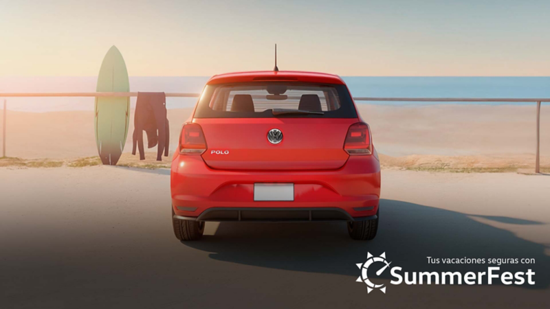 	Volkswagen Polo. Vista trasera de auto de color rojo en la playa, con logo de Summer Fest.