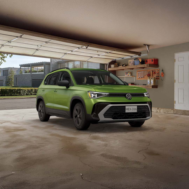 Camioneta SUV Taos color verde con fondo primaveral 