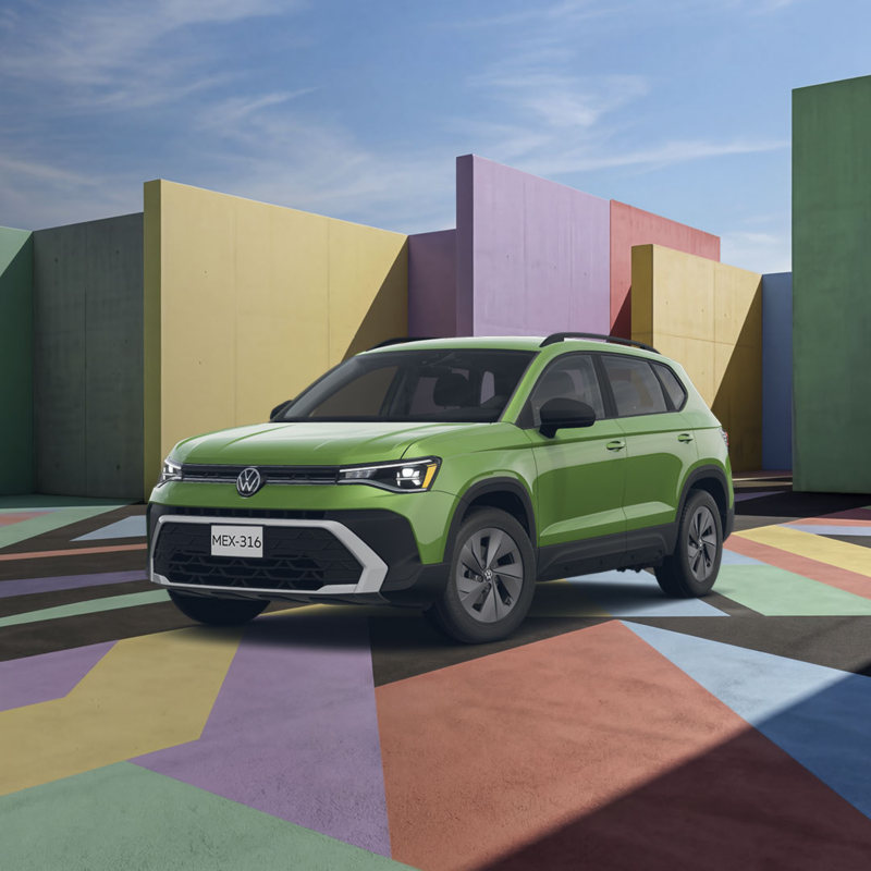 Camioneta SUV Taos color verde con fondo primaveral en un atardecer. 