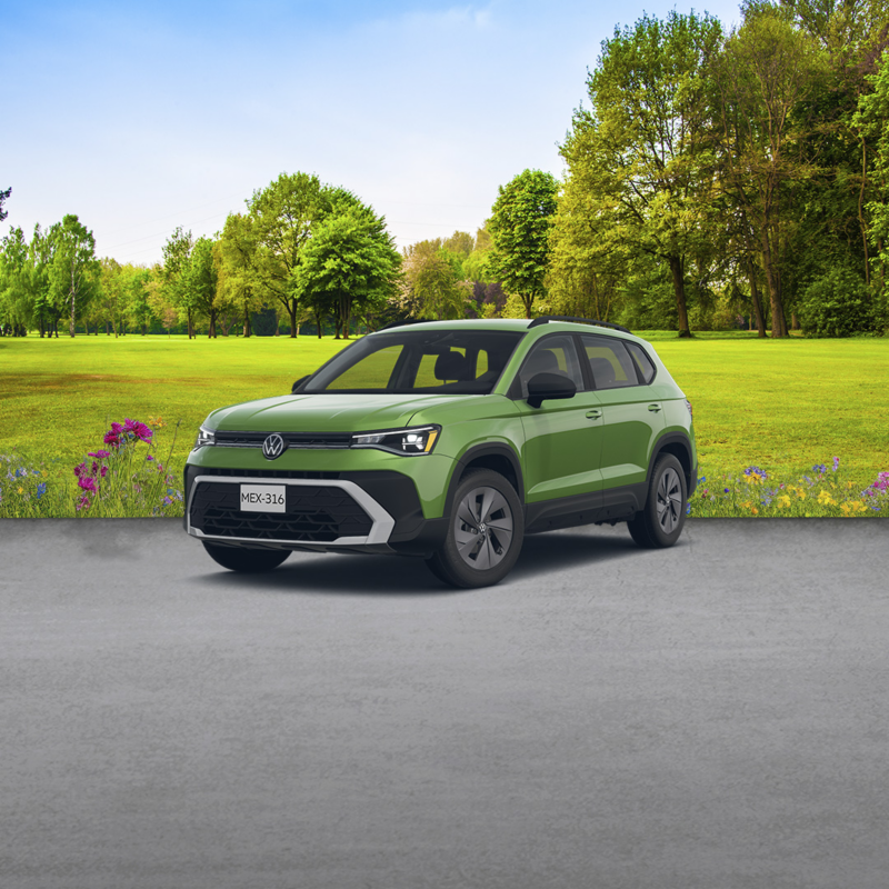 Camioneta SUV Taos color verde con fondo primaveral en un atardecer. 
