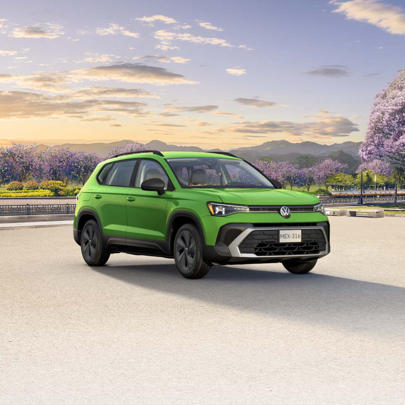 Camioneta SUV Taos color verde con fondo primaveral 