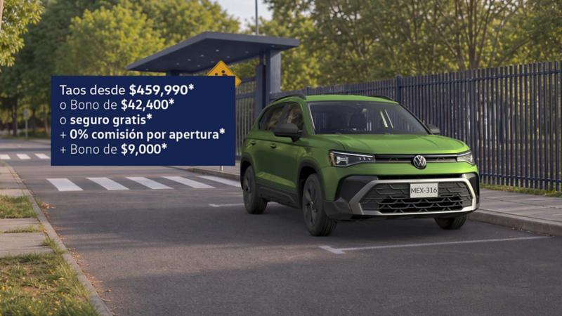 Camioneta familiar Taos. Vista trasera de SUVW de color verde con recuadro azul de beneficios de la promoción de julio 2026.