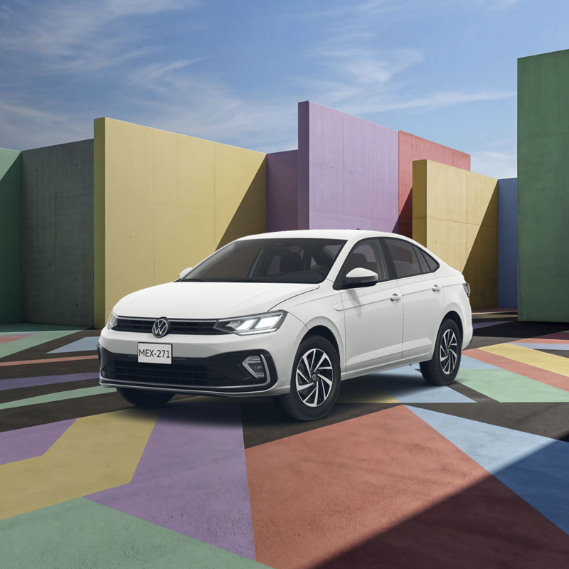 Sedán Volkswagen Virtus blanco en paisaje de montañas verdes y cielo azul.