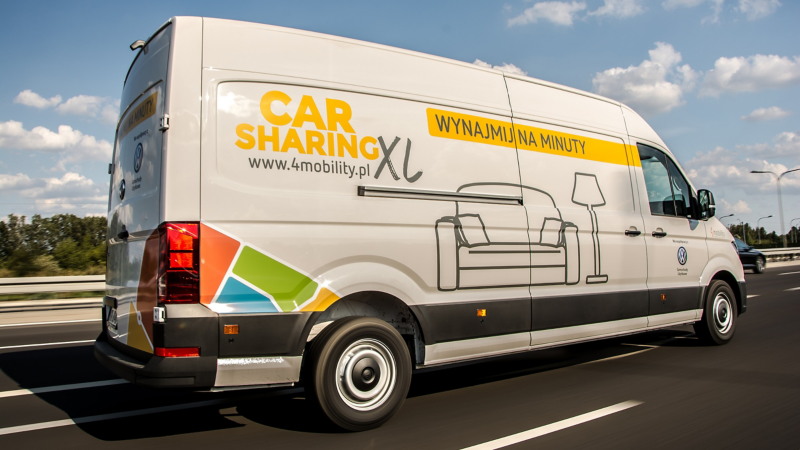 Volkswagen Crafter Furgon z okleiną firmy carsharingowej.
