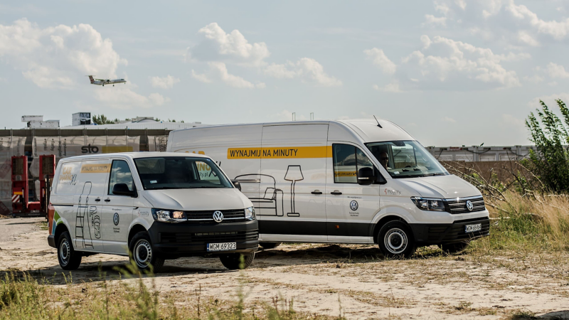 Dwa dostawcze Volkswageny z okleiną w ofercie carsharingu.