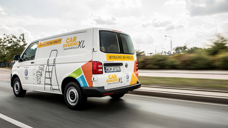 Volkswagen Transporter 6.1 Furgon z okleiną firmy carsharingowej.
