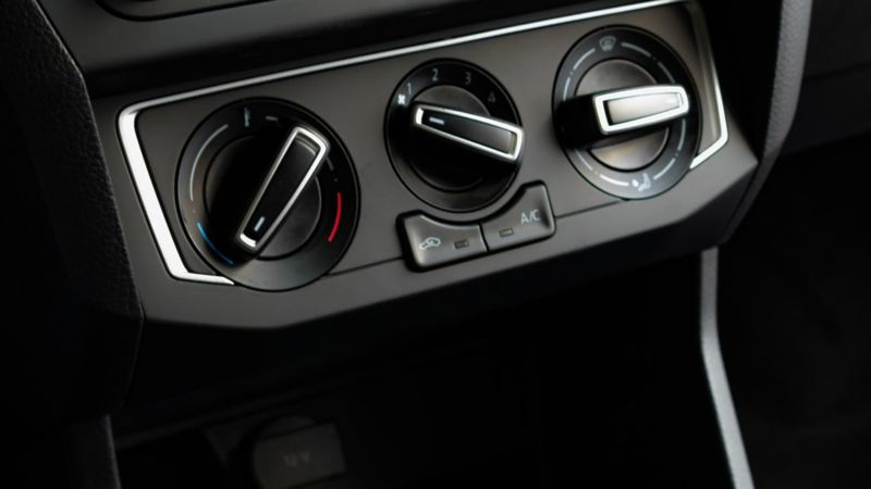 Tu camioneta VW Saveiro 2022 tiene aire acondicionado para que trabajes con mayor frescura.