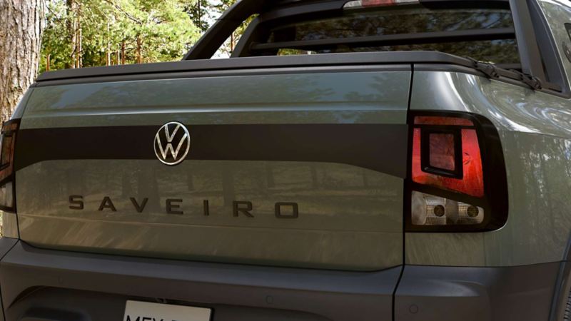 Saveiro Extreme 2024 - Puerta de batea con logo VW, nombre de modelo y faros traseros laterales.
