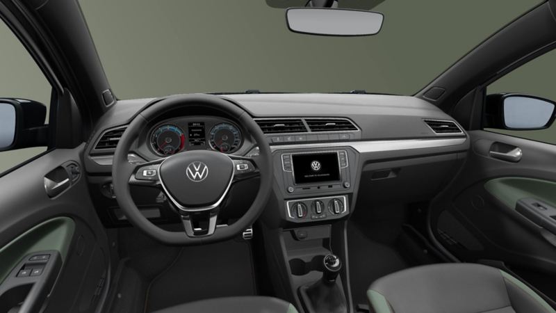 Interior de Nuevo Saveiro Extreme 2024, con volante, pantalla touch de 6.5 pulgadas y panel de control. 