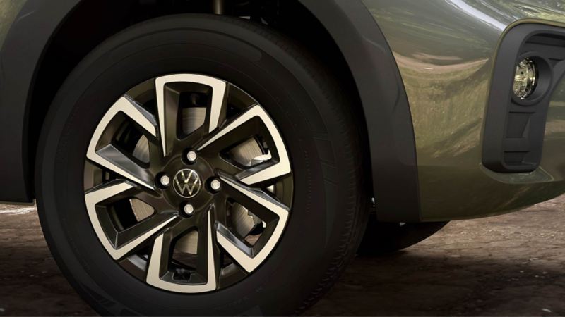 Rin de Volkswagen Saveiro Extreme con elementos en color negro, logo VW y freno de disco. 