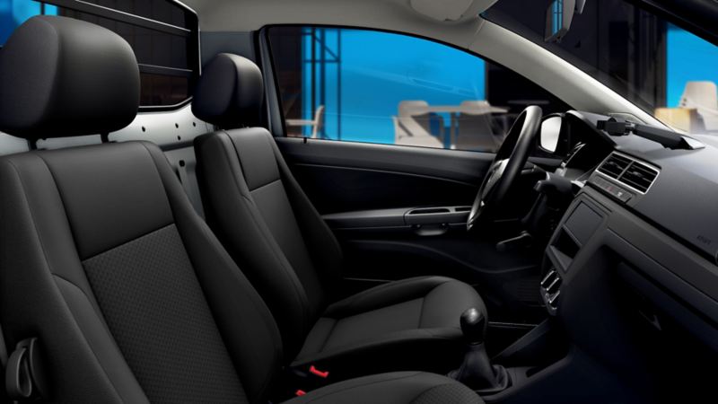 Asientos cómodos y resistentes con vestiduras de tela en el Pick Up Volkswagen Saveiro 2022.