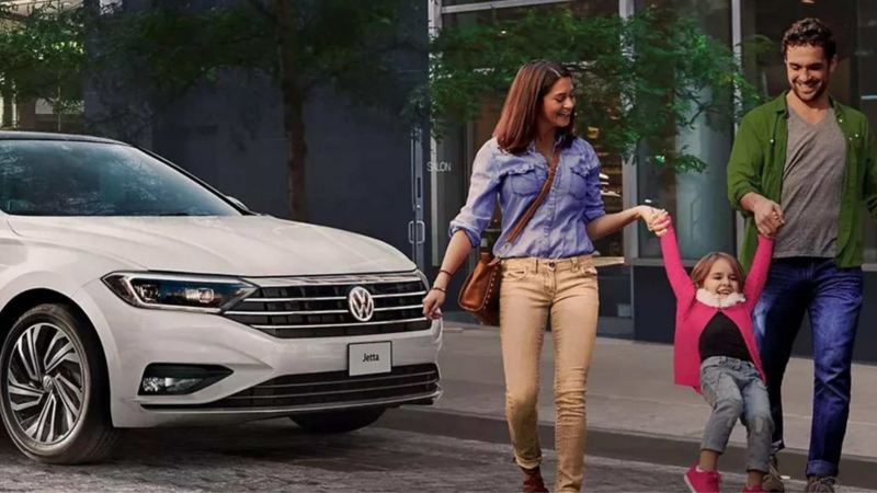 Lleva a tu familia a donde quieras y de forma segura dentro de un sedán Volkswagen