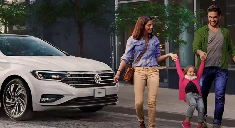 Lleva a tu familia a donde quieras y de forma segura dentro de un sedán Volkswagen