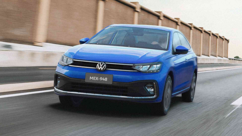 Virtus de Volkswagen en color azul sobre un carril de la calle. 