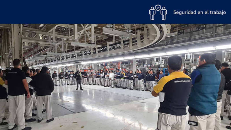 Colaboradores de Volkswagen reciben capacitación sobre seguridad en el interior de planta VW.