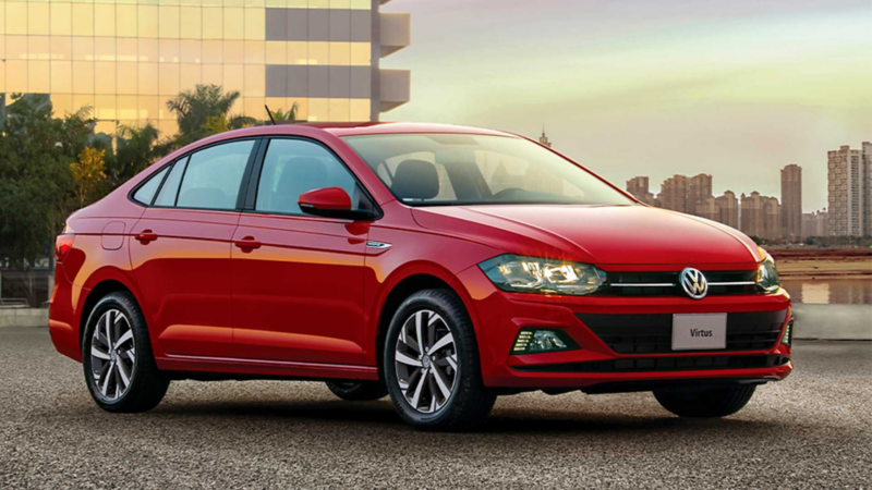Volkswagen Virtus 2022 en color rojo en una calle. 