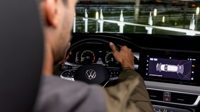 Conductor observa en la pantalla de Taos 2026 la acción de los sensores de estacionamiento. 