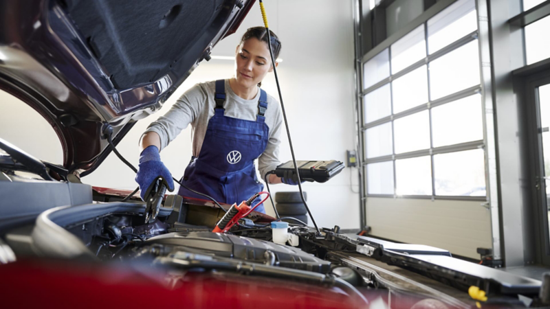 Auto en reparación en un taller oficial Volkswagen