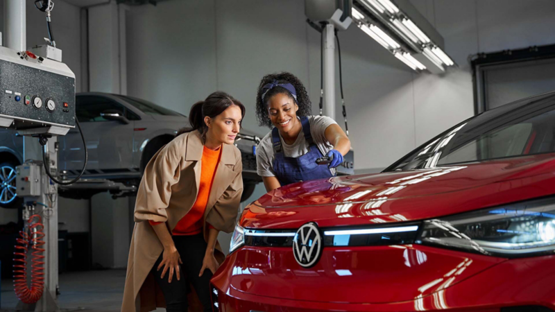 Asistencia técnica para autos Volkswagen - Técnico revisa motor de camioneta SUV. 