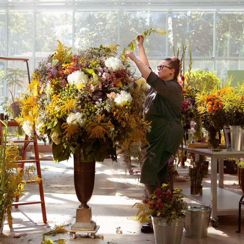 Pareja de empresarios feliz con llaves de vehículo en renta para negocio