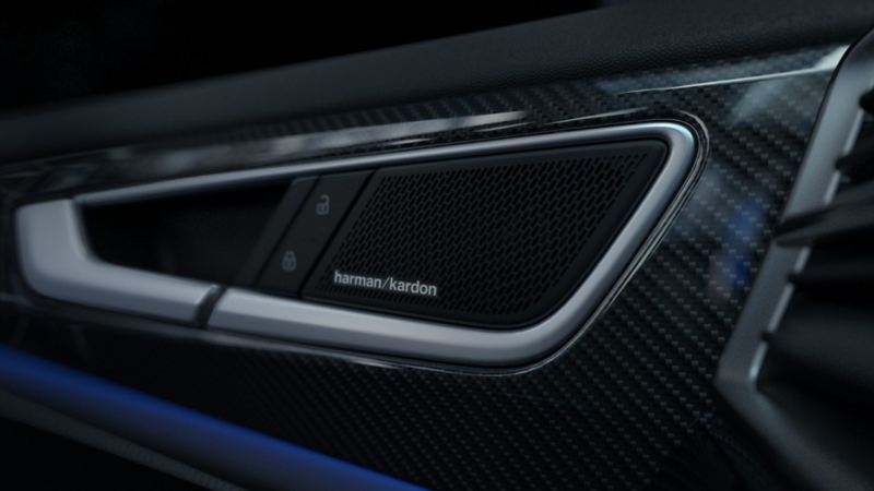 Bocina de Nuevo Cross Sport 2024, con sistema de sonido Harman Kardon.