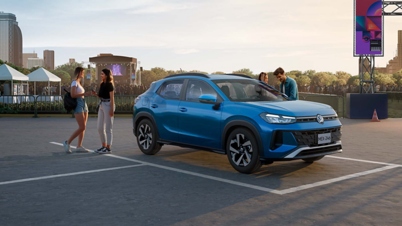 Camioneta Tera 2026 de color azul rodeada por jóvenes en un espacio público.  