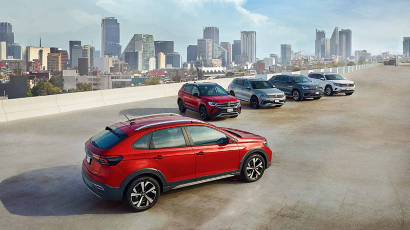 Mejores SUVs en México. Camionetas de Volkswagen estacionadas arriba de un edificio con vistas a CDMX.