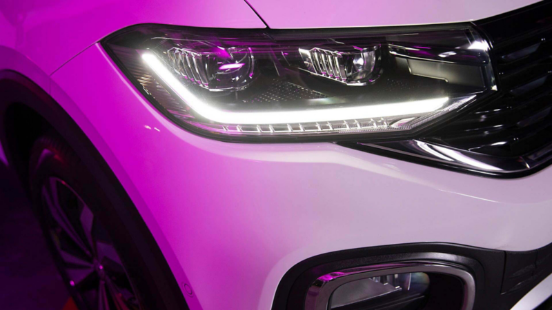 Faro  de luz LED iluminado de carro seminuevo Volkswagen.
