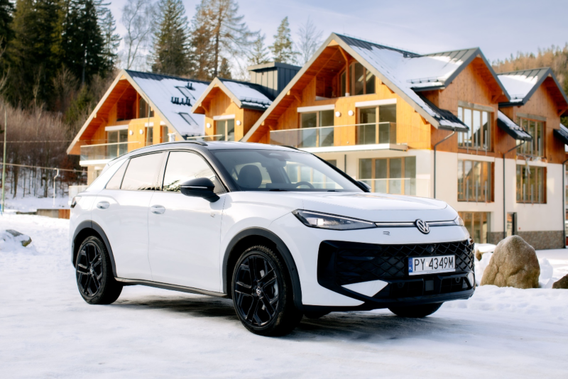 Volkswagen T-Roc stojący w śniegu przed hotelem w górach 