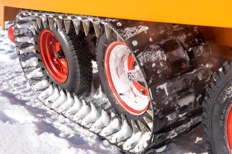 Närbild på de kedjedrivna bakhjulen på VW T1 Caterpillar Fox