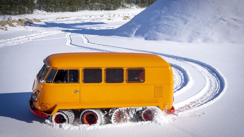 VW T1 Caterpillar Fox kör i snö