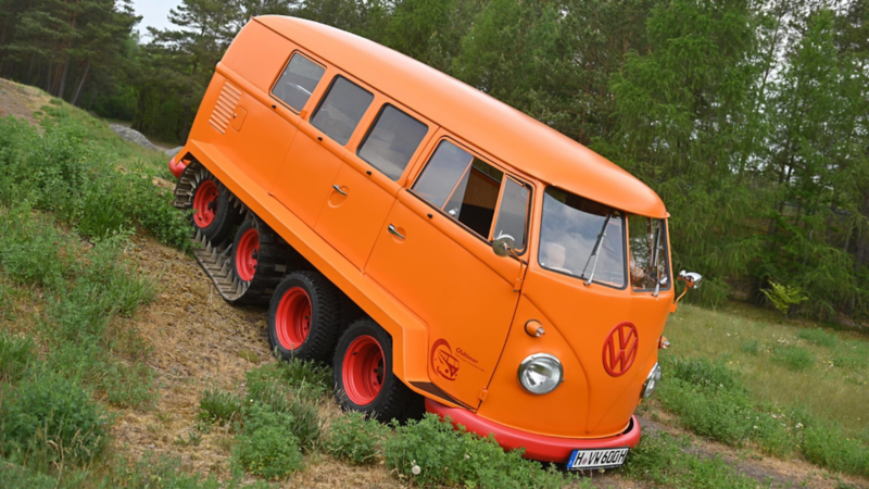 VW T1 Caterpillar Fox kör utför i brant nedförsbacke