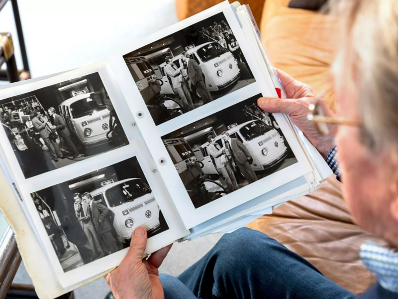 Stare zdjęcia w Volkswagena T2 w albumie.