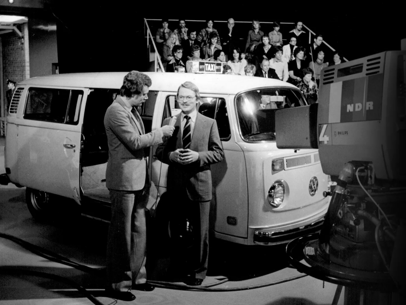Czarno-białe zdjęcie z prezentacji Volkswagena T2 z napędem elektrycznym.