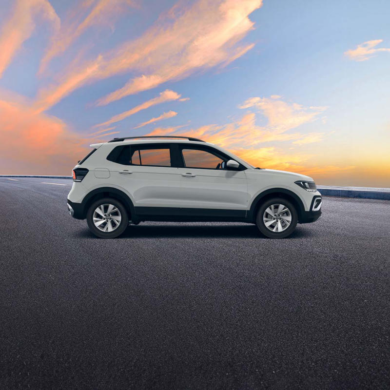Camioneta SUVW Taigun blanca circula por carretera al atardecer.