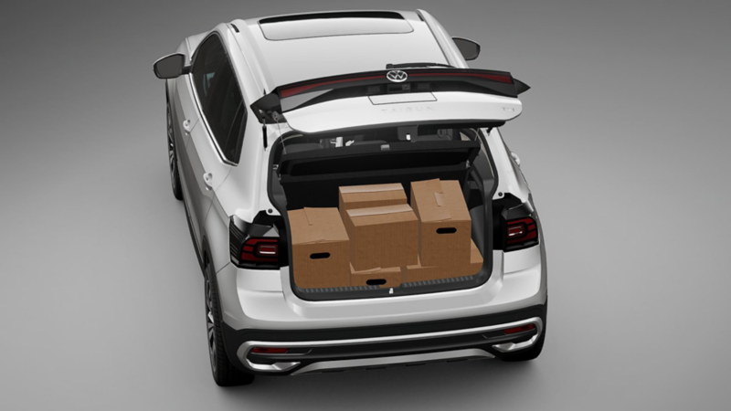 Volkswagen Taigun. Vista trasera de SUV de color gris con cajas de cartón en cajuela.