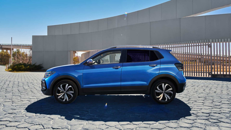 VW Taigun 2025. Vista lateral de SUV compacta en color azul, con rines de aluminio.