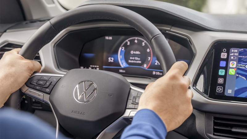 Cuadro de instrumentos digital de Taigun 2025 ofrece información de combustible, kilometraje, tiempo y más. 