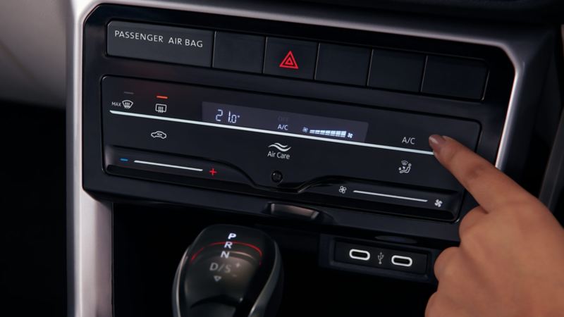 Taigun 2024. Panel táctil de aire acondicionado en el interior de camioneta Volkswagen. 