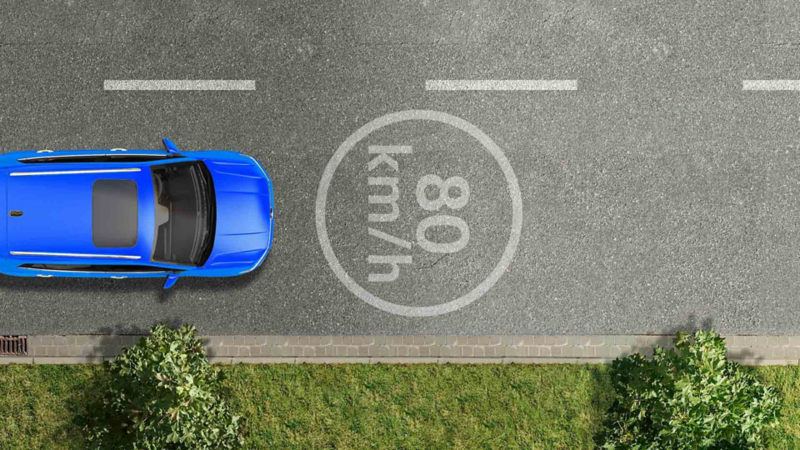 Render de VW Taigun circulando en la calle, a punto de cruzar una señalética vial.