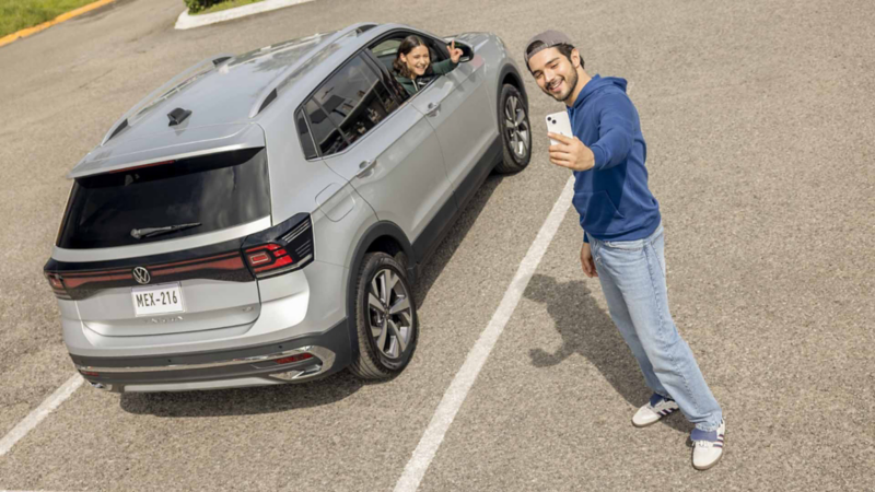 Volkswagen Taigun con puertas abiertas. SUV compacto en color azul. 