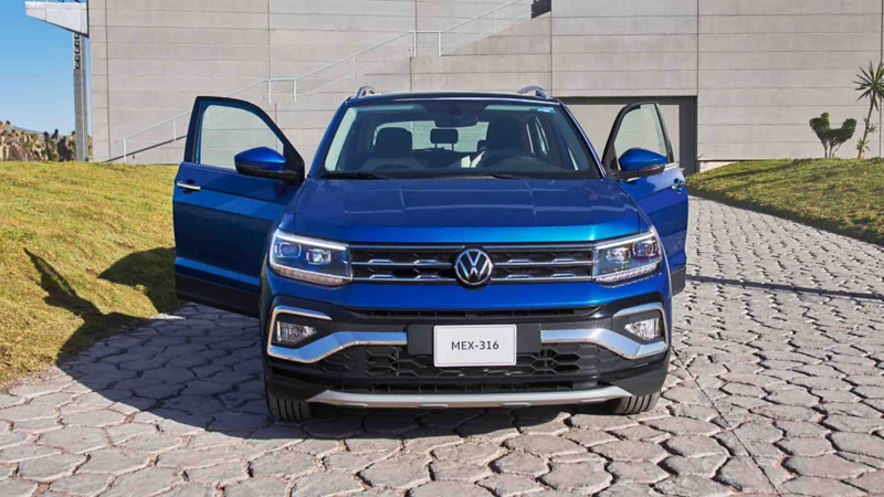 Volkswagen Taigun con puertas abiertas. SUV compacto en color azul. 