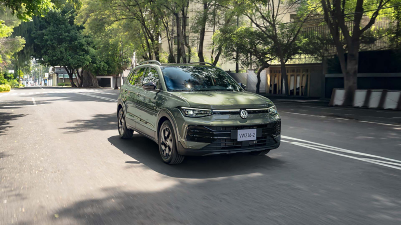 Volkswagen Nuevo Taigun 2026 de color verde circula en una avenida arbolada de la Ciudad de México.