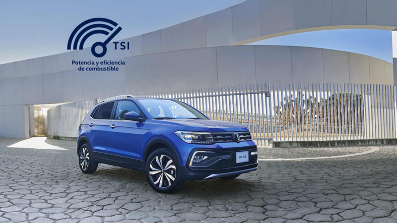 Colores de Taigun 2024. SUV de Volkswagen en color azul, a las afueras de un enrejado.
