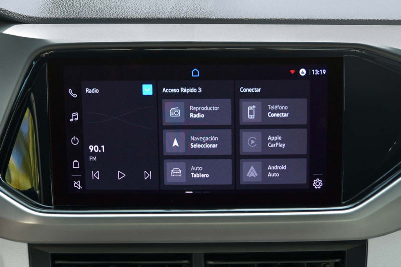 Interior de Volkswagen Taigun 2025, con pantalla touch que muestra aplicaciones.